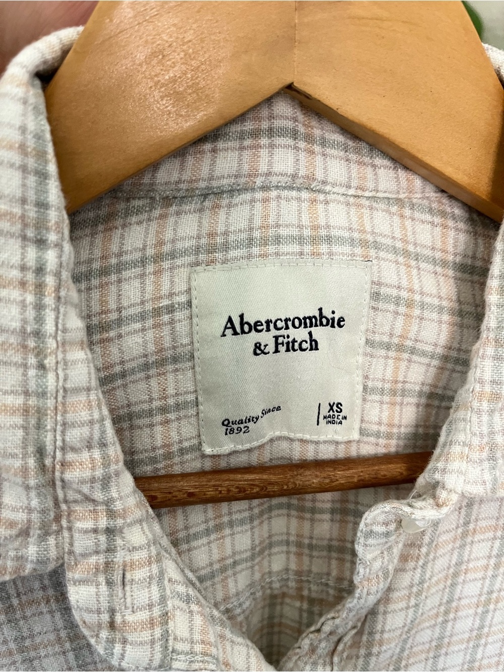 🤍 A&F Linen blend Beige Plaid Button-Down Shirt size XS - Picture 3 of 7